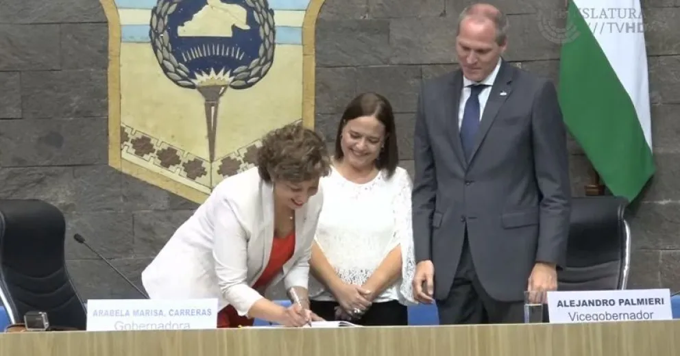Asumió Arabela Carreras, la primera gobernadora de Río Negro