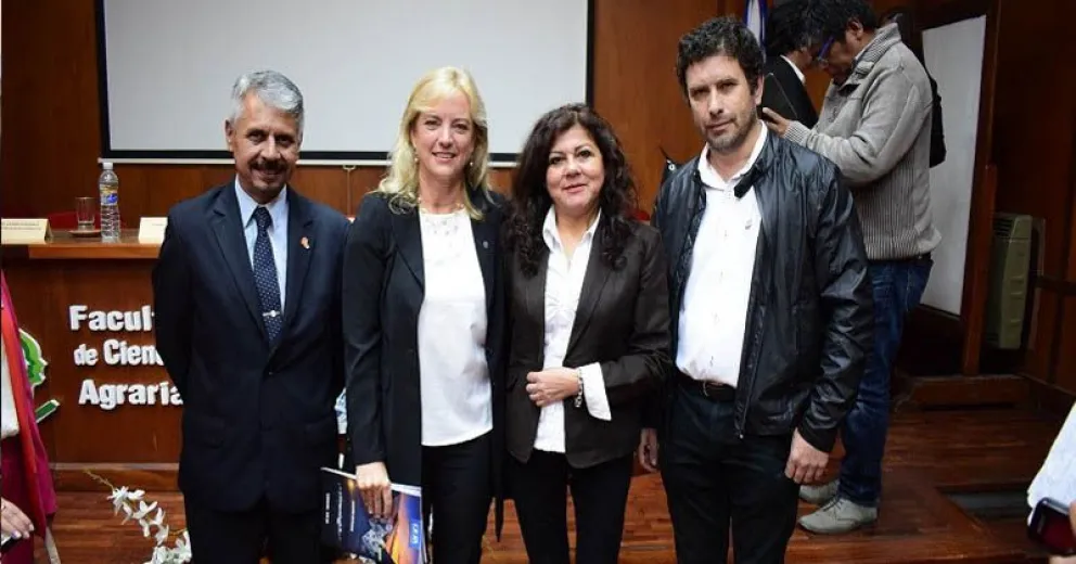 Karen Hallberg con autoridades de la Universidad Nacional de Jujuy durante el acto de entrega del título “Doctorado Honoris Causa”. (Foto: Prensa UNJu)