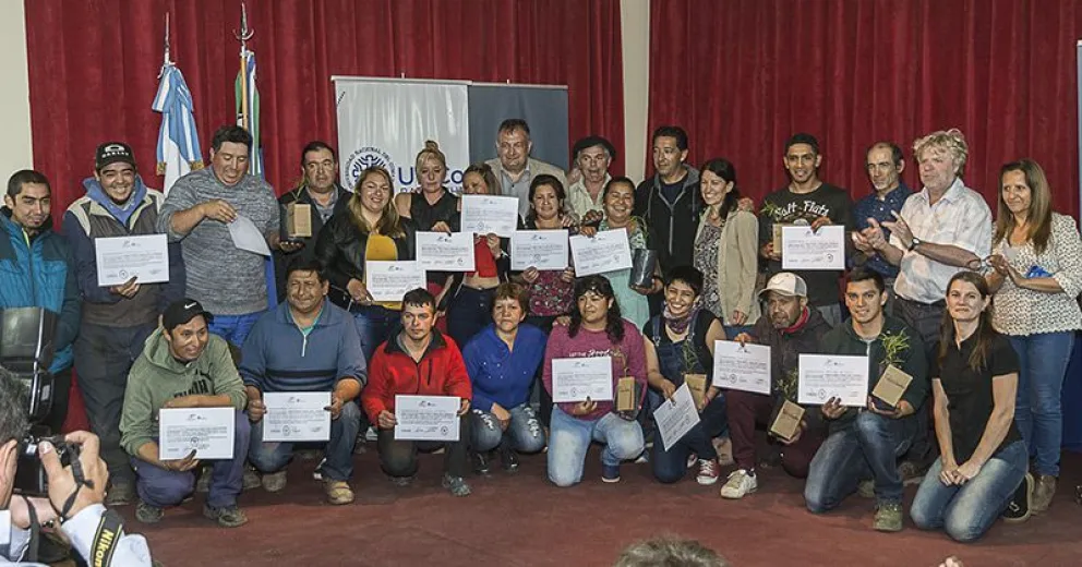 En sencillo acto entregaron certificados a vecinos y vecinas que hicieron curso de extensión