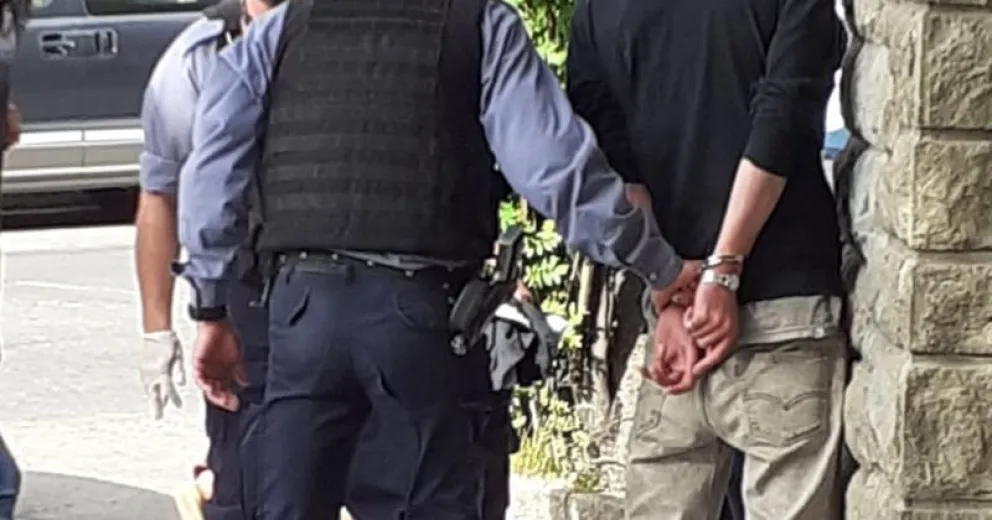Detuvieron a un hombre que tenía una réplica de un arma