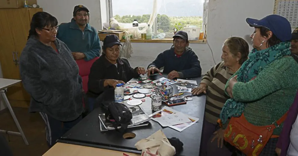 Recicladoras estudian para culminar su ciclo de primaria y armaron vistoso arbolito con botellas