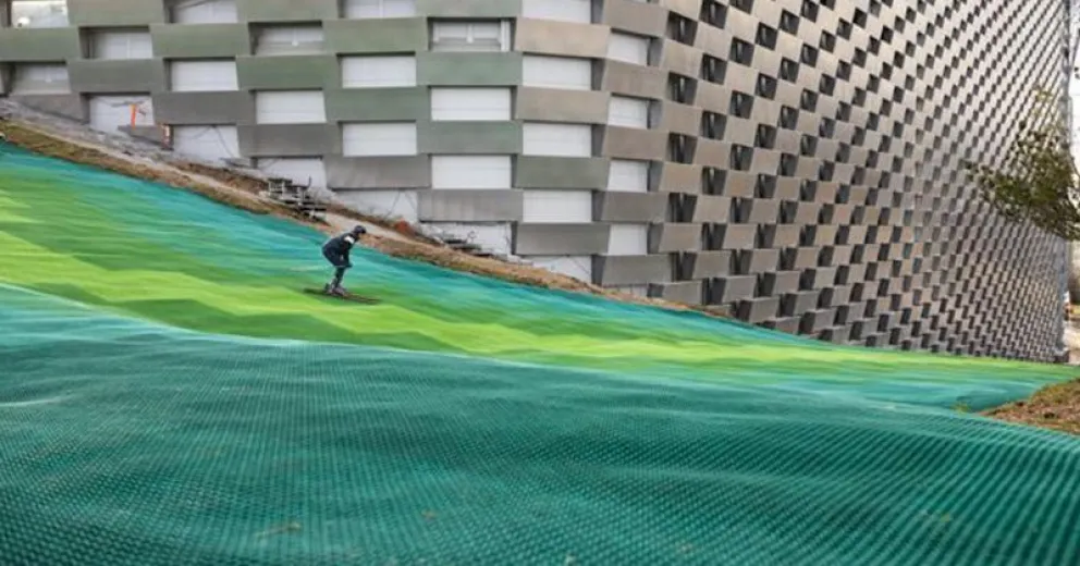 Una pista de esquí en el techo de una incineradora, última atracción turística de Copenhague