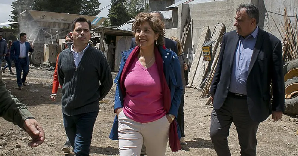 La gobernadora recorrió la construccion del polideportivo del CRUB