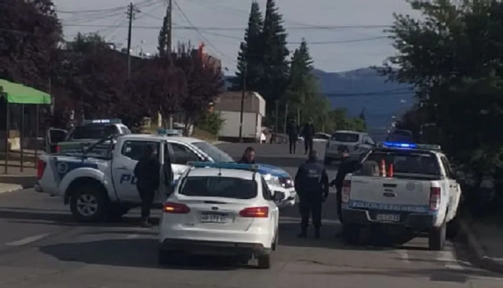 Un hombre en estado de ebriedad intentó huir de la Policía y se llevó por delante a dos empleados policiales