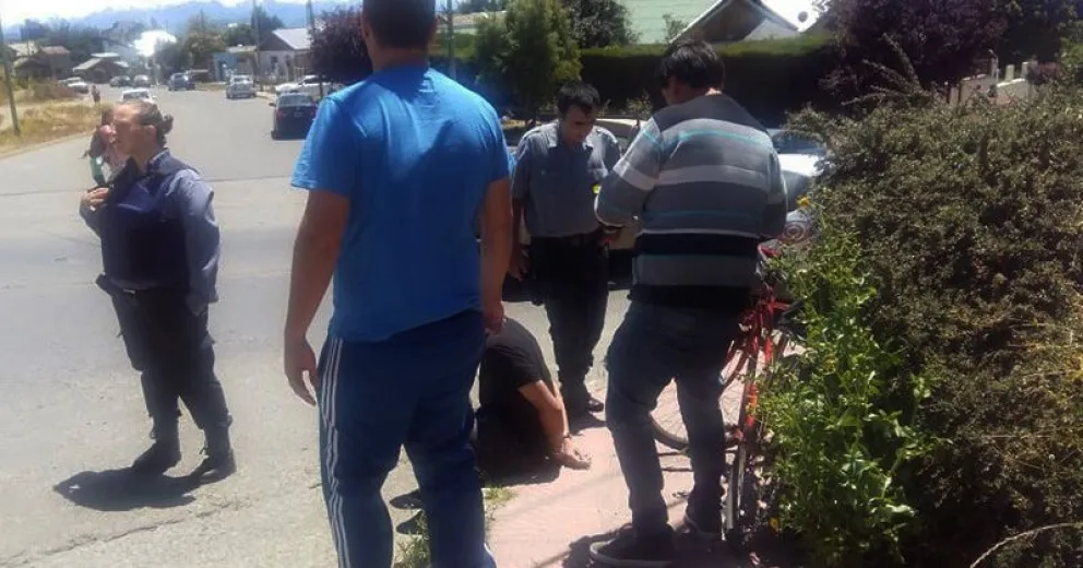 Vecinos enojados porque un policía "tocó" con su auto a un ciclista y ¡se lo llevó preso!