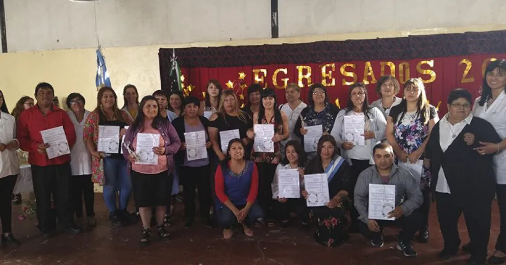 Emocionante acto de egreso en la Escuela de Educación Básica de Adultos N° 9
