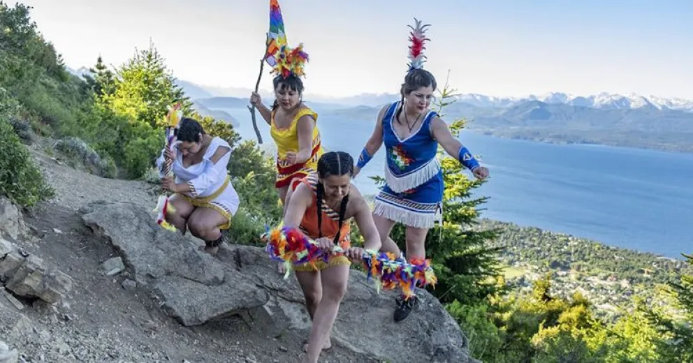 “Hoy tus hijas se levantan, ¡Pachamama!”