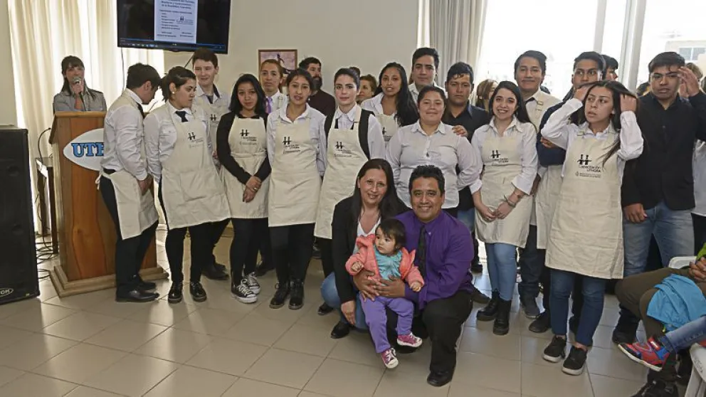 UTHGRA entregó certificados de  capacitación a bartenders y cocineros