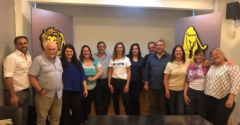 Constanza Fourcade con dirigentes de la Patagonia, Florencia Pastor de Ushuaia, Karina Murcia de Santacruceña, Claudia Jones de Santa Cruz Norte, y miembros de la Comisión Directiva de la Confederación Argentina de Hockey.