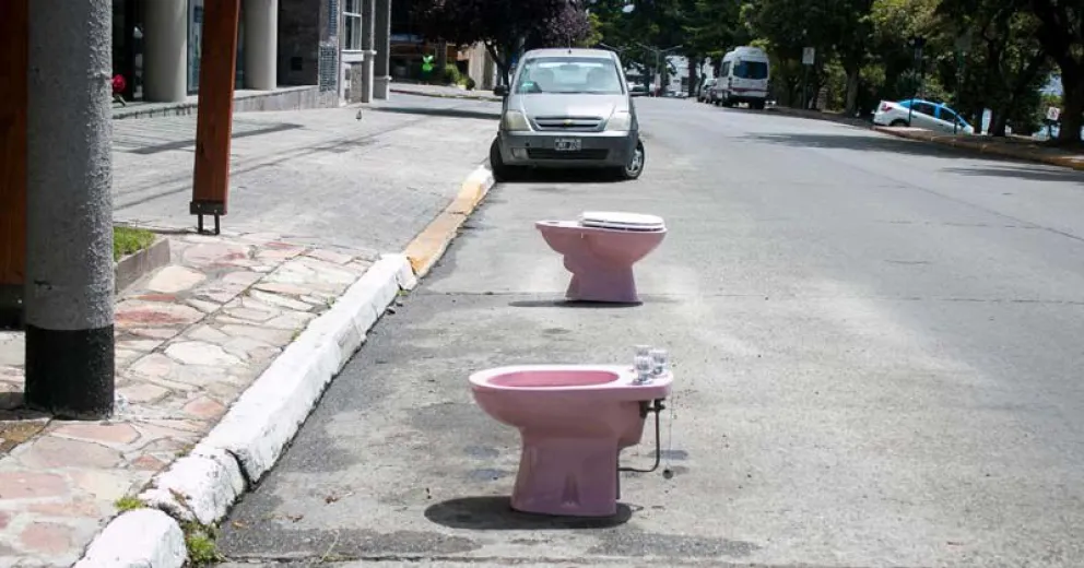 Un bidet y un inodoro oficiaron de "conos" en la costanera de Bariloche