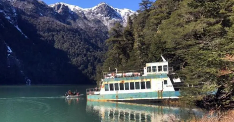 Empresa de Turismo compró  los catamaranes varados en lago Frías
