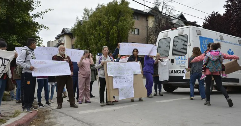 Trabajadores del Sanatorio Del Sol cortaron la calle 20 de Febrero