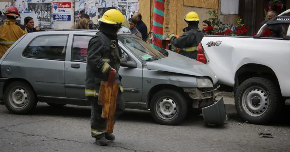 El conductor del Renault Clío impactó fuertemente contra la camioneta. 