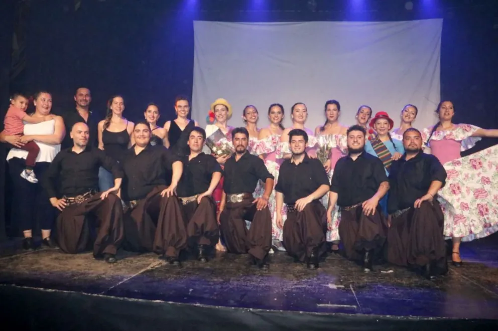 Integrantes del Tolkeyén hicieron  brillar el escenario con su danza