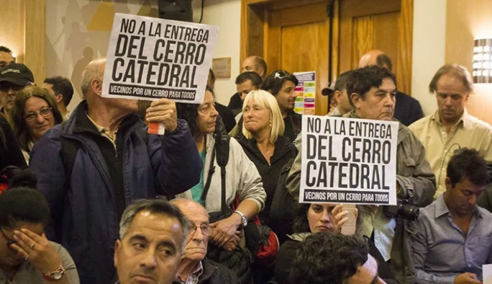 Vecinos se oponen a los acuerdos del intendente por el cerro Catedral