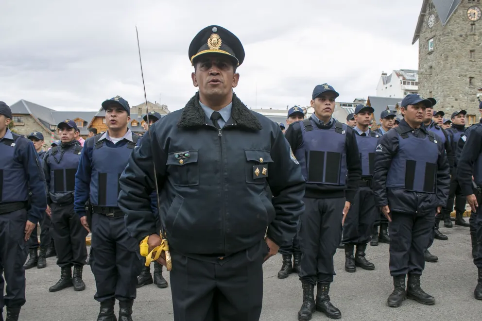 Más de 200 empleados policiales arribaron a Bariloche como refuerzo de temporada de verano