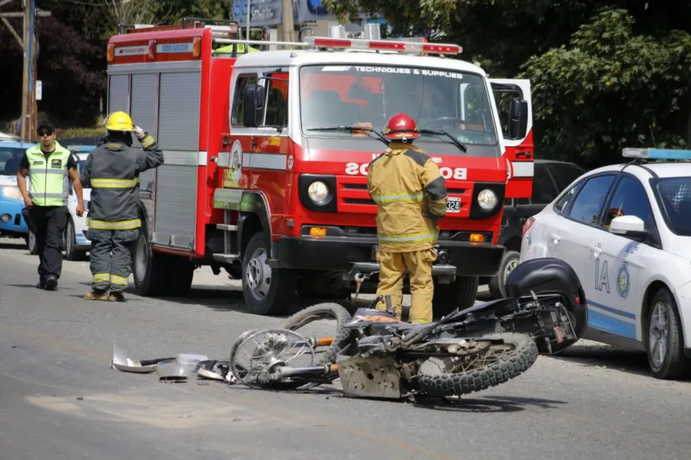 Fuerte choque entre una moto y una camioneta