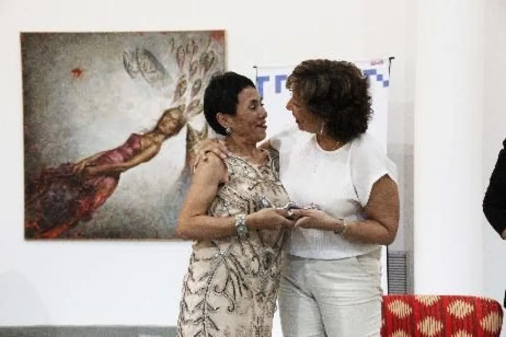 La Gobernadora recibió la distinción "Honrar" de la fundación "Manos que ayudan"