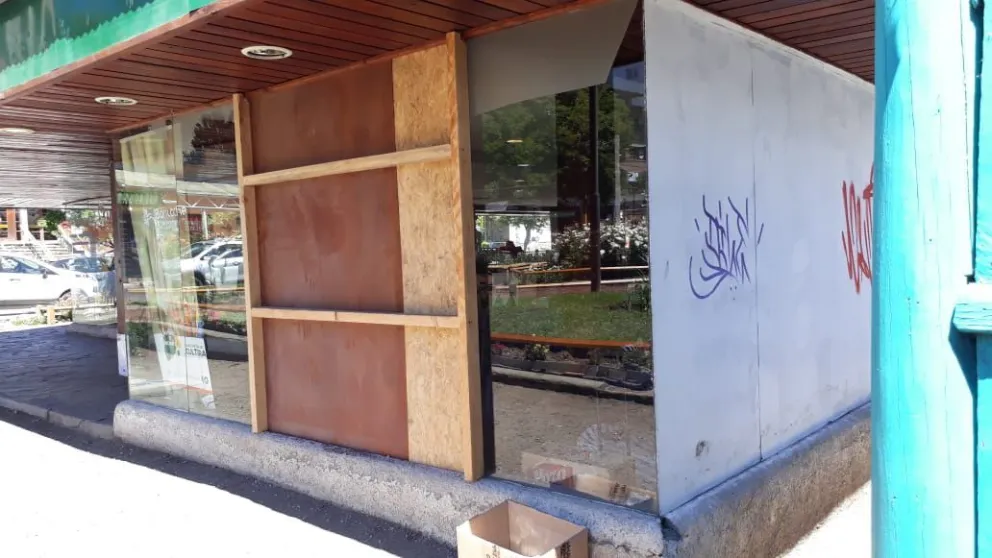 Violenta pelea callejera provocó destrozos en la vidriera del SCUM