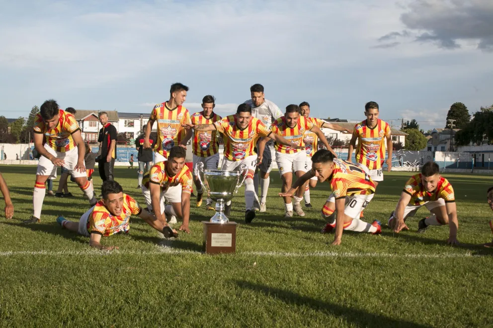 Cruz del Sur y su costumbre de gritar ¡campeones! en los torneos locales