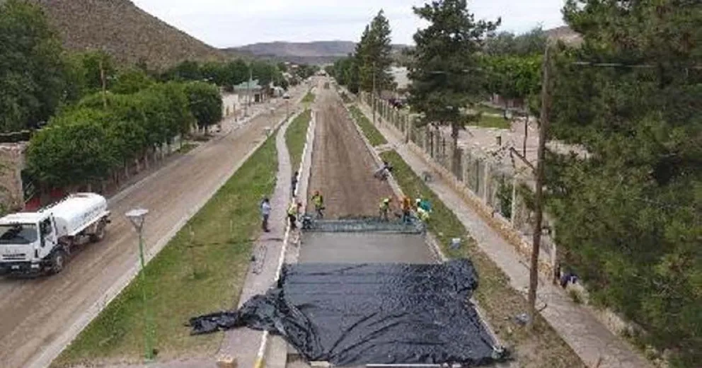 El asfalto llega a Comallo.