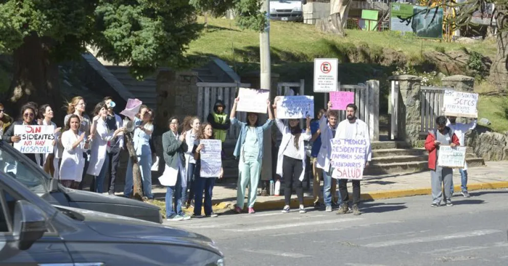 Médicos residentes reclaman el pago del adicional acordado con Provincia