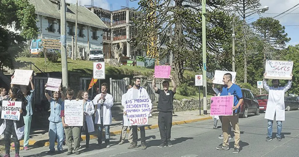 Anuncian que médicos residentes cobrarán el jueves 26 el adicional de fin de año   
