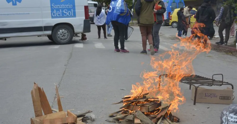Los trabajadores del sanatorio Del Sol reciben la Navidad con una olla popular