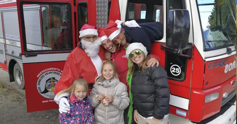 Papá Noel repartió golosinas junto a los Bomberos Voluntarios