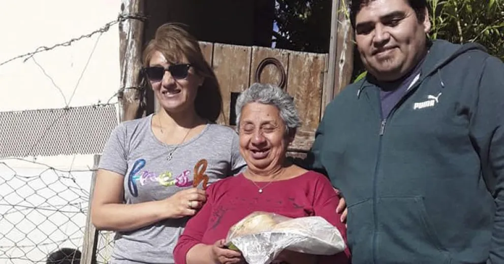 La abuela feliz con la sorpresa