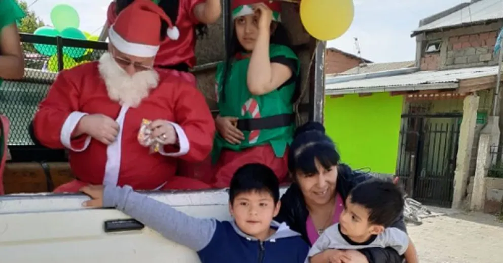Una madre con sus hijos y Papá Noel.