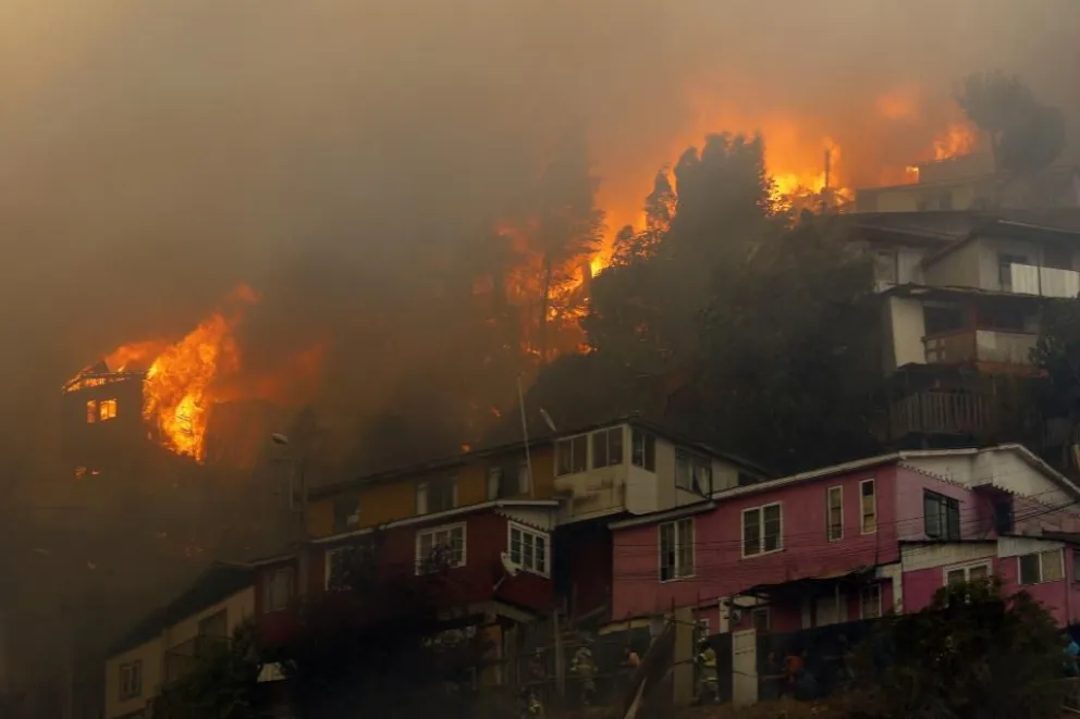 Chile: el incendio en Valparaíso arrasó con más de 200 viviendas y el gobierno cree que fue intencional