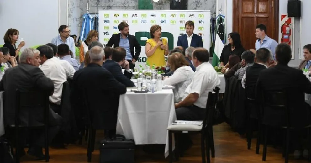 Arabela Carreras y su equipo de trabajo se reunieron con los 39 intendentes