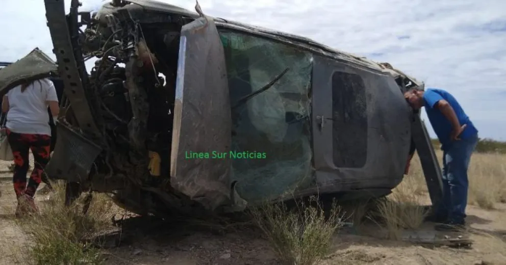 Una familia de Bariloche volcó en la Ruta 23