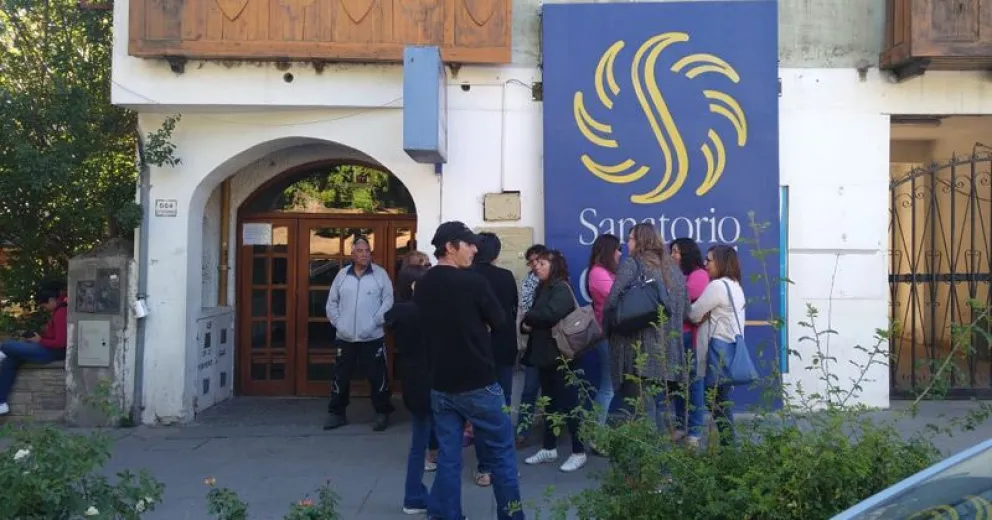 Trabajadores y pacientes del Sanatorio del Sol se encontraron con las puertas cerradas