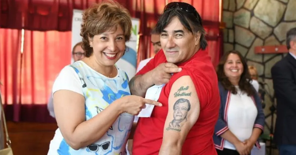 Se tatuó la cara de Weretilneck en agradecimiento por la ayuda a su hija