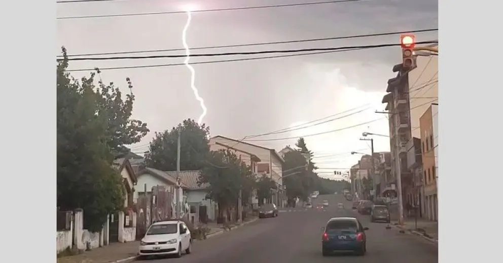 Tormenta eléctrica, granizo y serias complicaciones en el aeropuerto de la ciudad