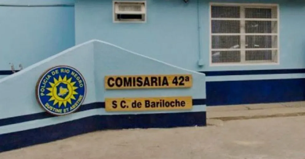En estado de ebriedad robó una camioneta, chocó varios portones y un poste de luz