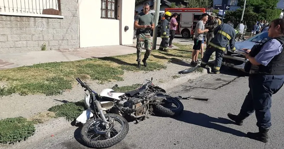 Motociclista con heridas leves por choque en peligrosa esquina