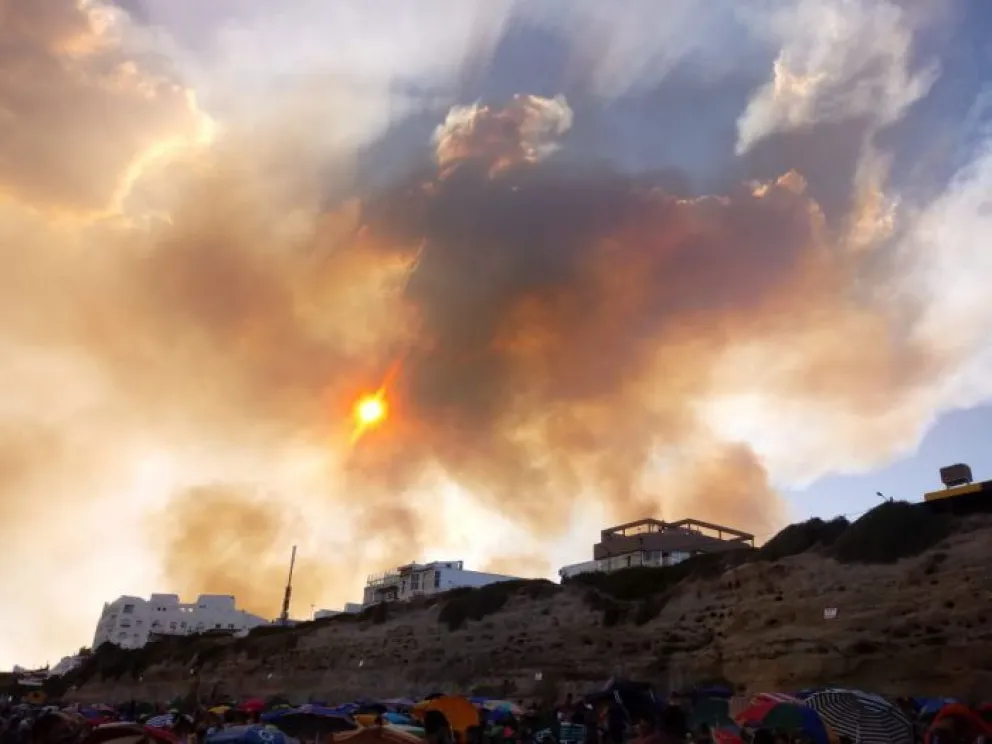 Incendios de campos en Las Grutas: Por precaución, evacúan sectores cercanos al acceso sur