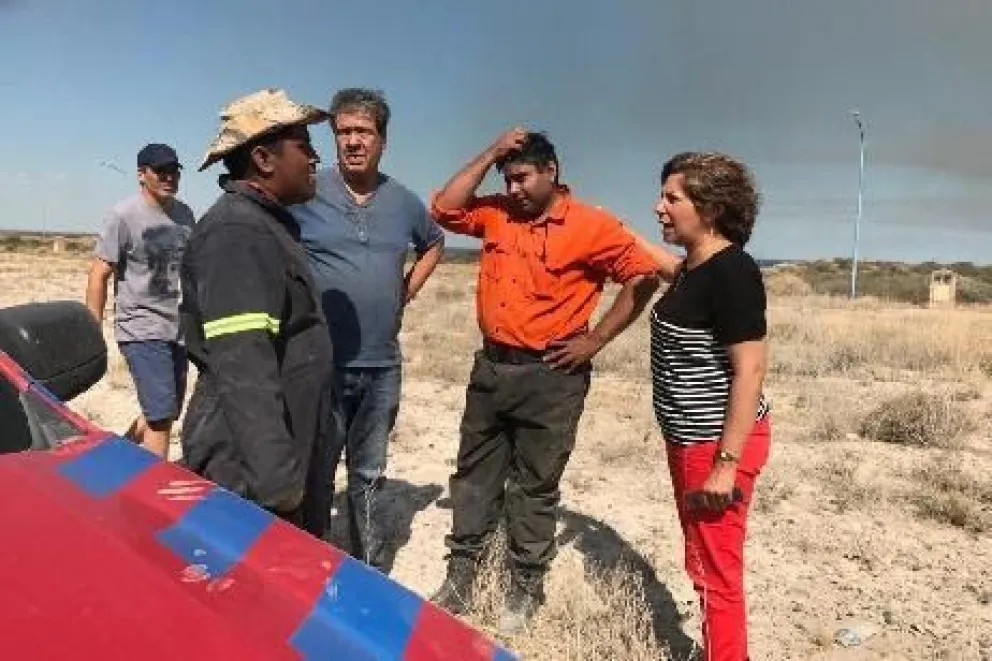 La gobernadora supervisó las tareas para el combate del incendio en Las Grutas