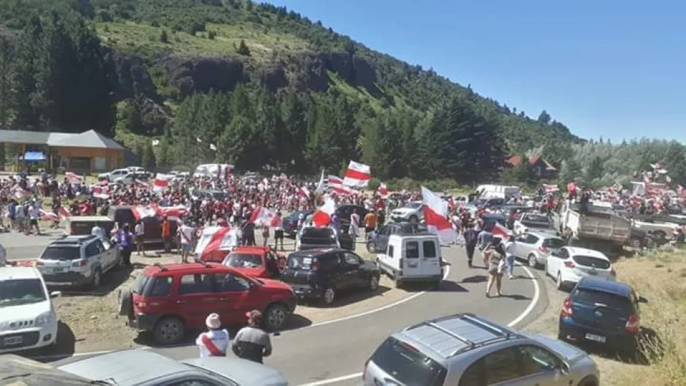 Una multitud de hinchas recibió a River Plate en San Martín de los Andes