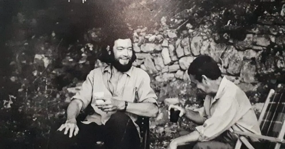 Piden ayuda para enmarcar muestra itinerante de fotografías de Julio Cortázar