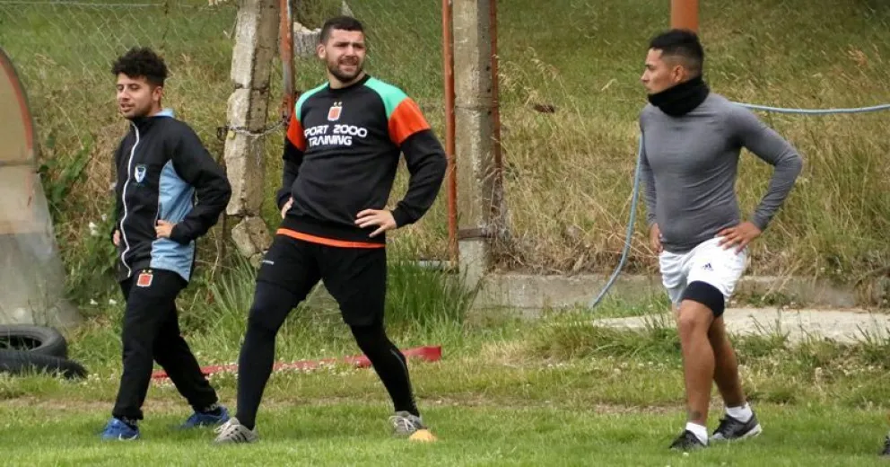 El cuerpo técnico habló con el plantel.
