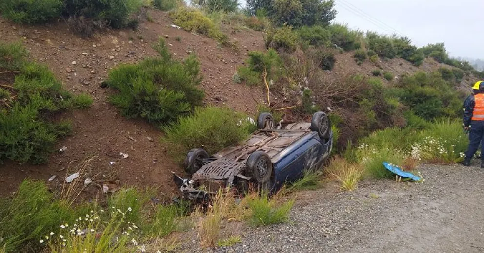 En estado de ebriedad perdió el control de su auto y volcó frente al Vertedero