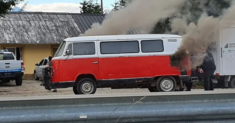 Una combi se incendió frente a una comisaría