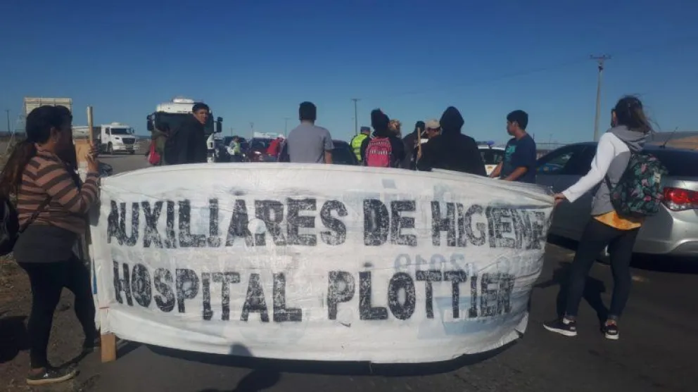 Tercerizados del hospital de Plottier levantaron el corte en Arroyito