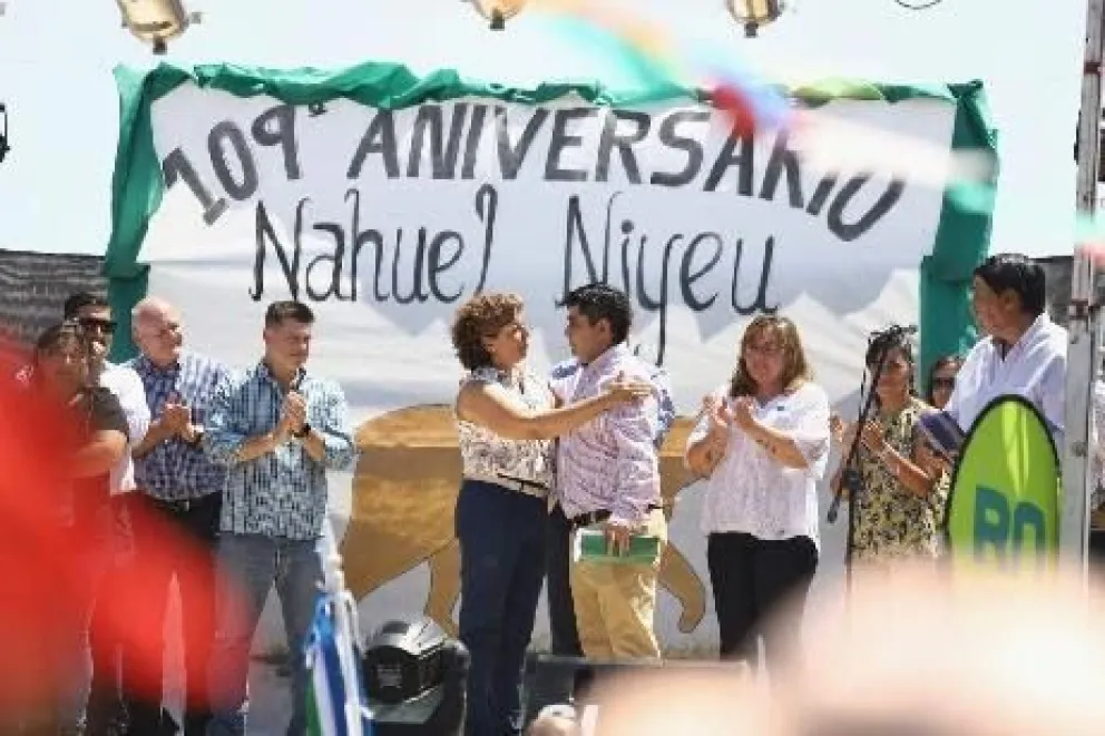 Arabela se convirtió en la primera gobernadora en participar de aniversario en Nahuel Niyeu