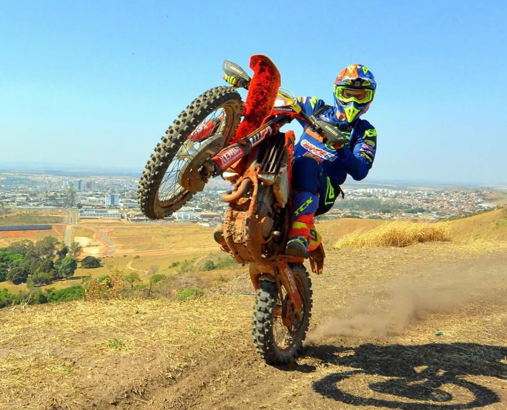 Cristian Arriegada ya trabaja en su escuela de enduro