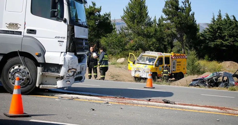 Fuerte colisión entre un automóvil y un camión: una mujer resultó gravemente herida